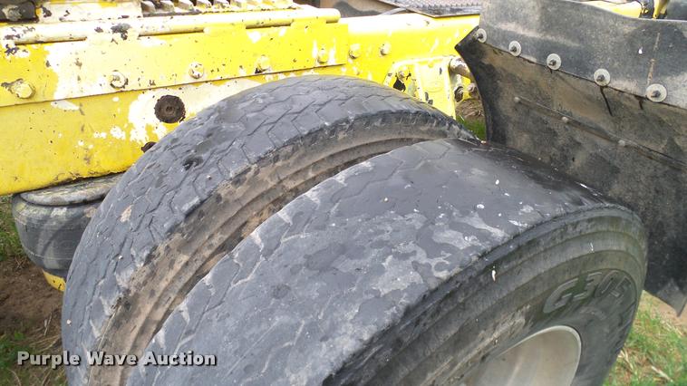 image for item DA6114 2000 Peterbilt 379 semi truck