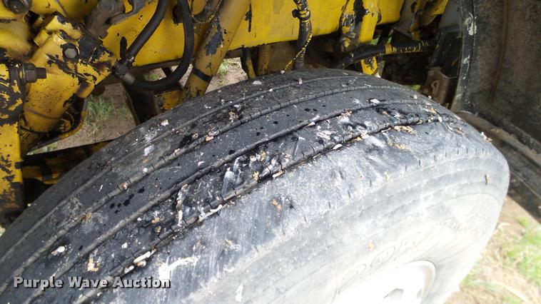 image for item DA6114 2000 Peterbilt 379 semi truck