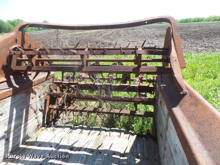 image for item DA6263 New Idea manure spreader