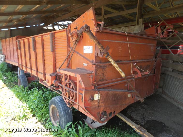 image for item DA6266 New Holland 6 feed wagon