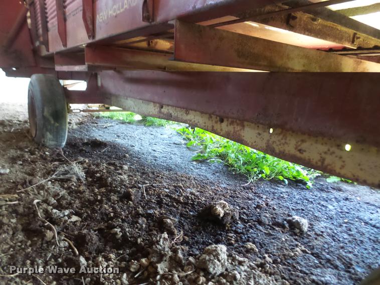 image for item DA6266 New Holland 6 feed wagon