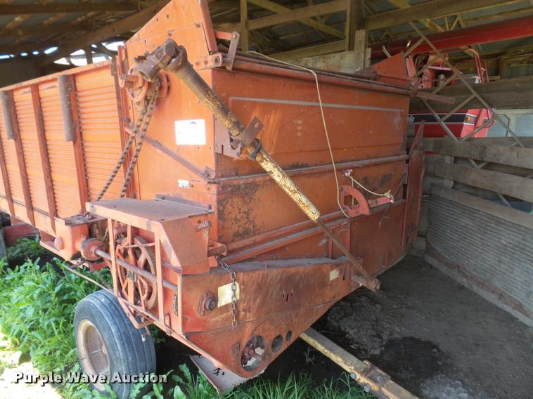 image for item DA6266 New Holland 6 feed wagon