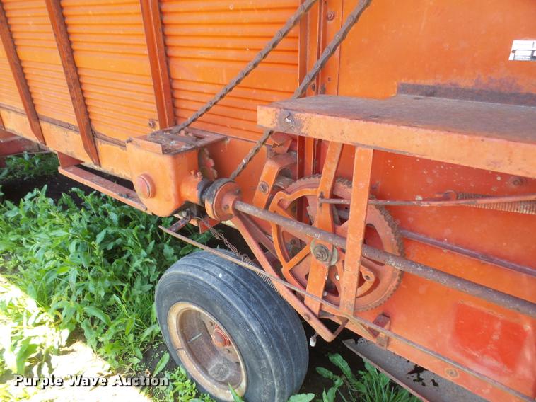 image for item DA6266 New Holland 6 feed wagon