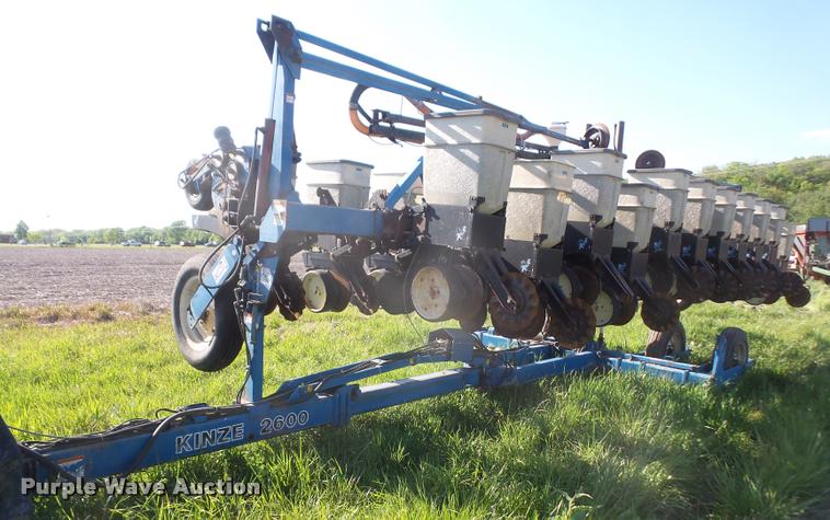 image for item DA6278 Kinze 2600 no-till split row planter