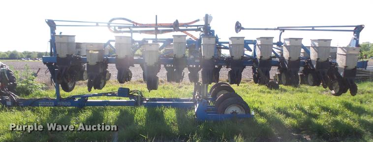 image for item DA6278 Kinze 2600 no-till split row planter