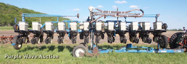 image for item DA6278 Kinze 2600 no-till split row planter