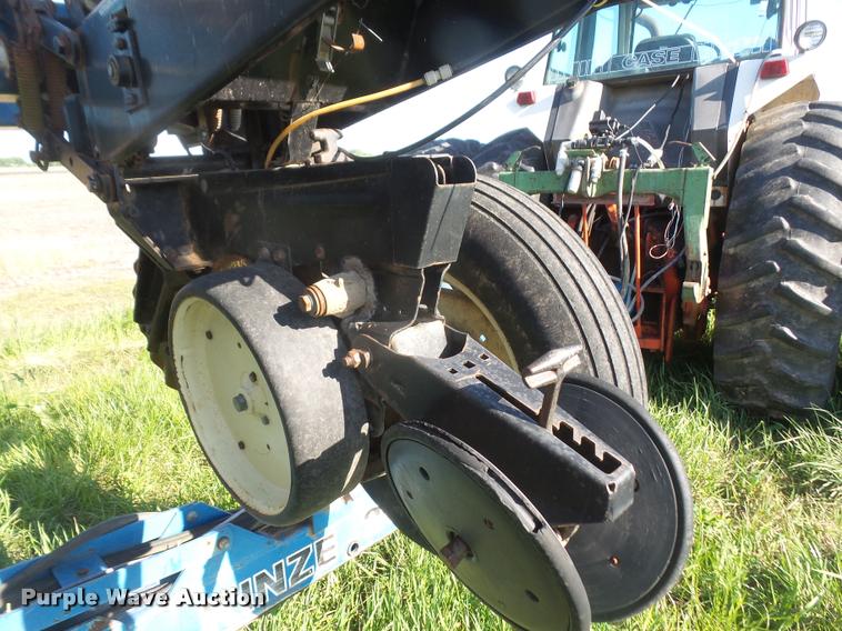 image for item DA6278 Kinze 2600 no-till split row planter