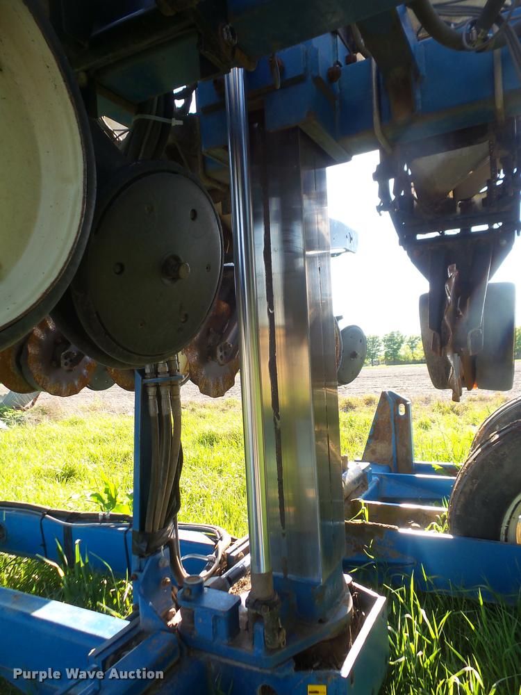 image for item DA6278 Kinze 2600 no-till split row planter