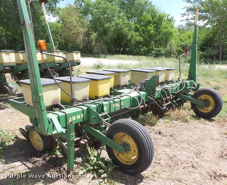 image for item DA6325 John Deere 7100 planter