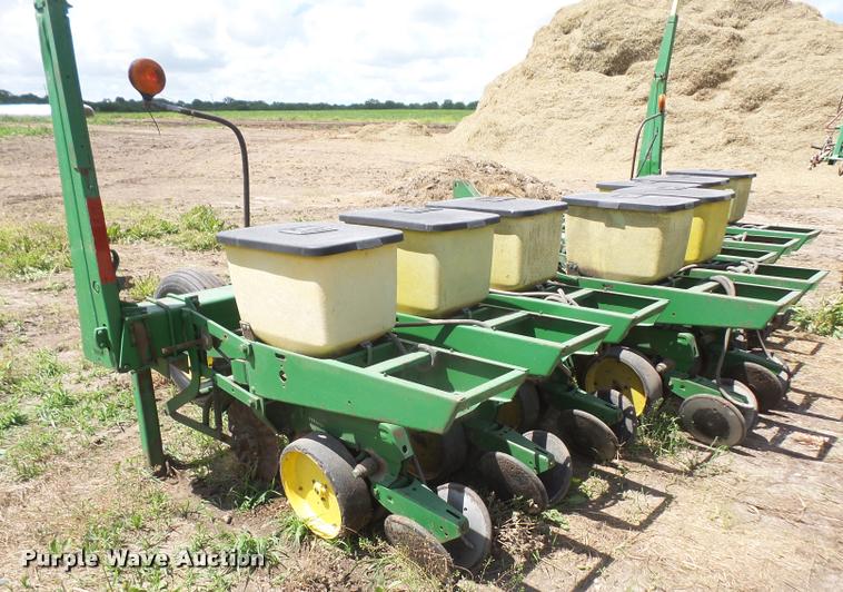 image for item DA6325 John Deere 7100 planter