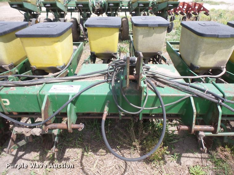 image for item DA6325 John Deere 7100 planter