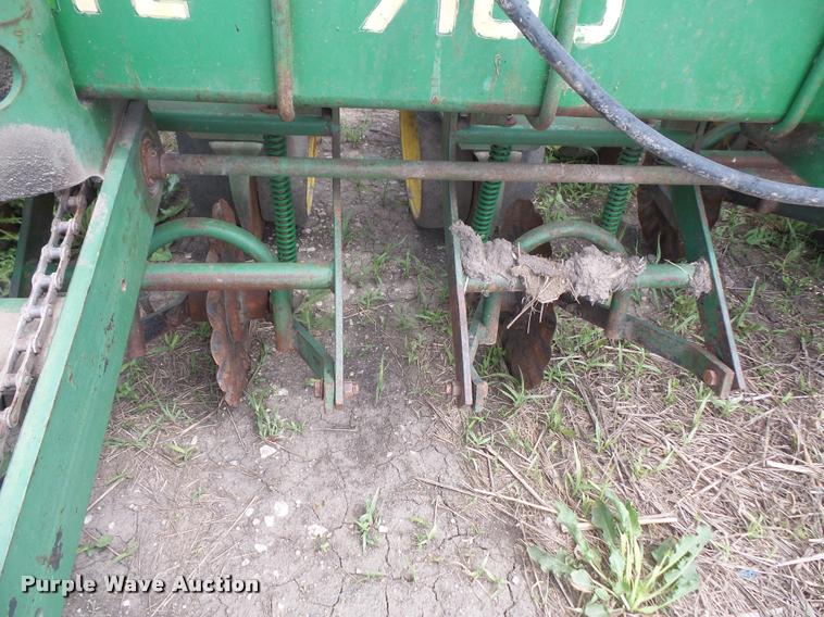 image for item DA6325 John Deere 7100 planter