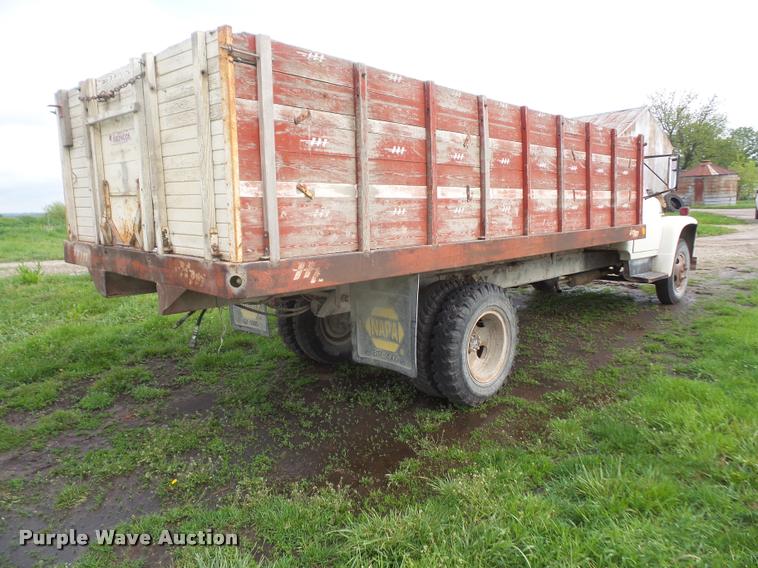 image for item DA8187 1969 International Loadstar 1700 grain truck