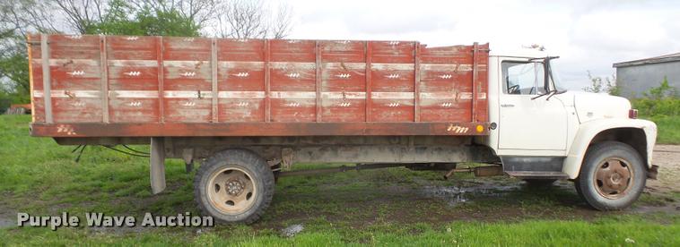 image for item DA8187 1969 International Loadstar 1700 grain truck