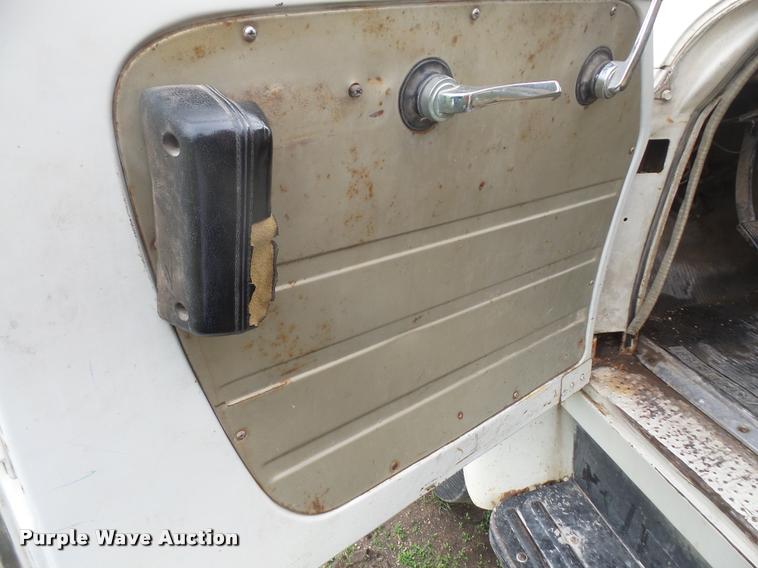 image for item DA8187 1969 International Loadstar 1700 grain truck