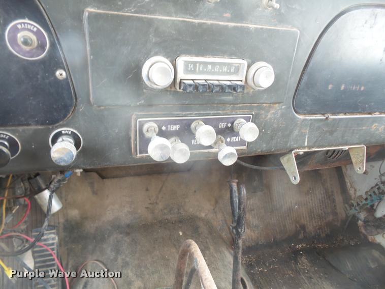 image for item DA8187 1969 International Loadstar 1700 grain truck