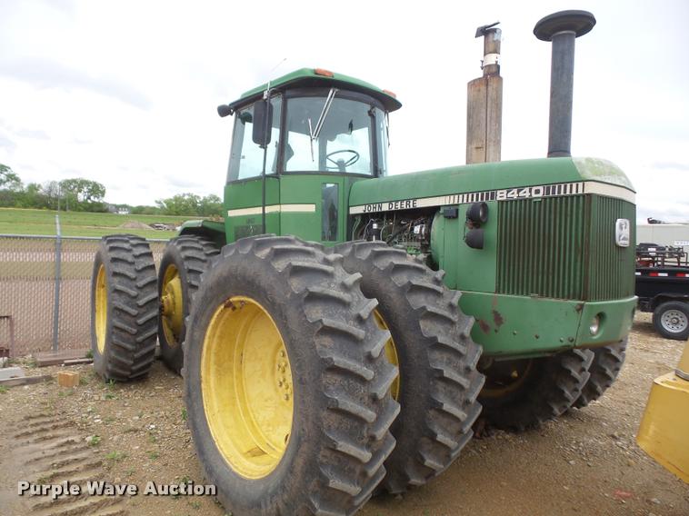 image for item DA8204 1979 John Deere 8440 4WD tractor