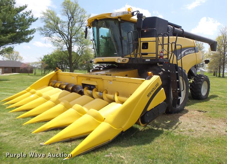 image for item DB1305 2005 New Holland CR960 combine