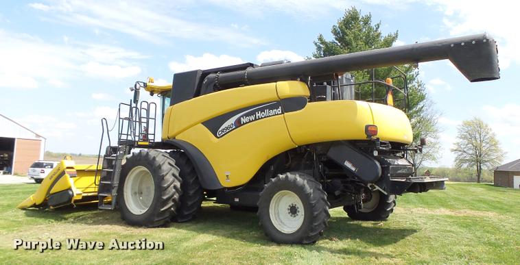 image for item DB1305 2005 New Holland CR960 combine
