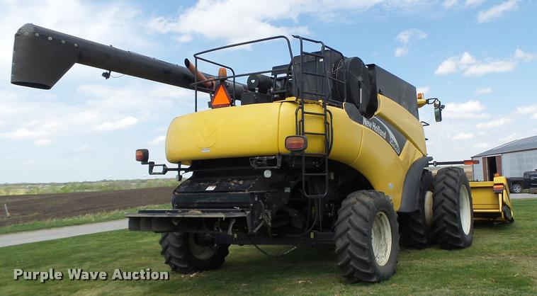image for item DB1305 2005 New Holland CR960 combine