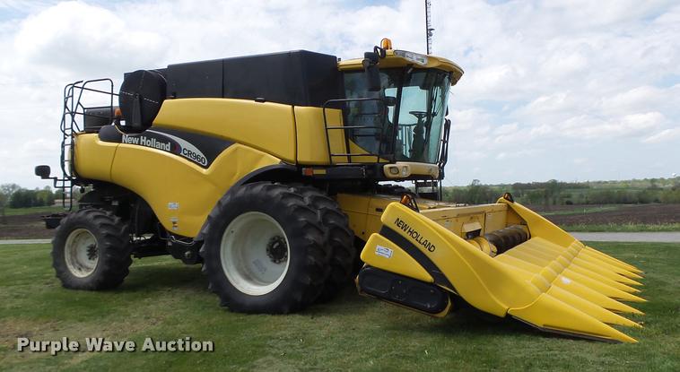 image for item DB1305 2005 New Holland CR960 combine