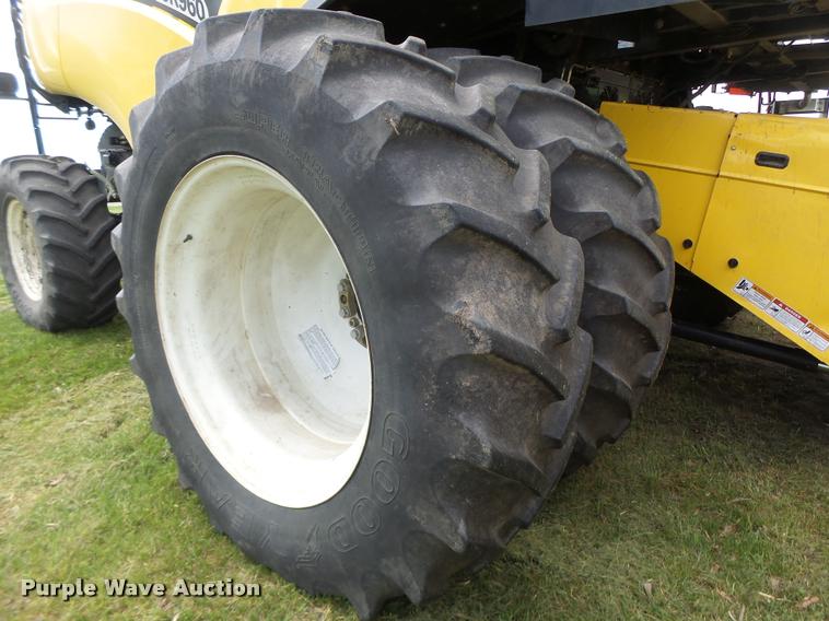 image for item DB1305 2005 New Holland CR960 combine