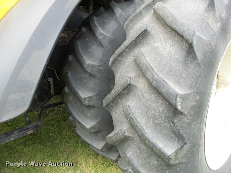 image for item DB1305 2005 New Holland CR960 combine