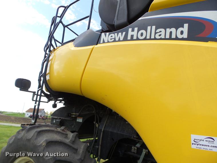 image for item DB1305 2005 New Holland CR960 combine