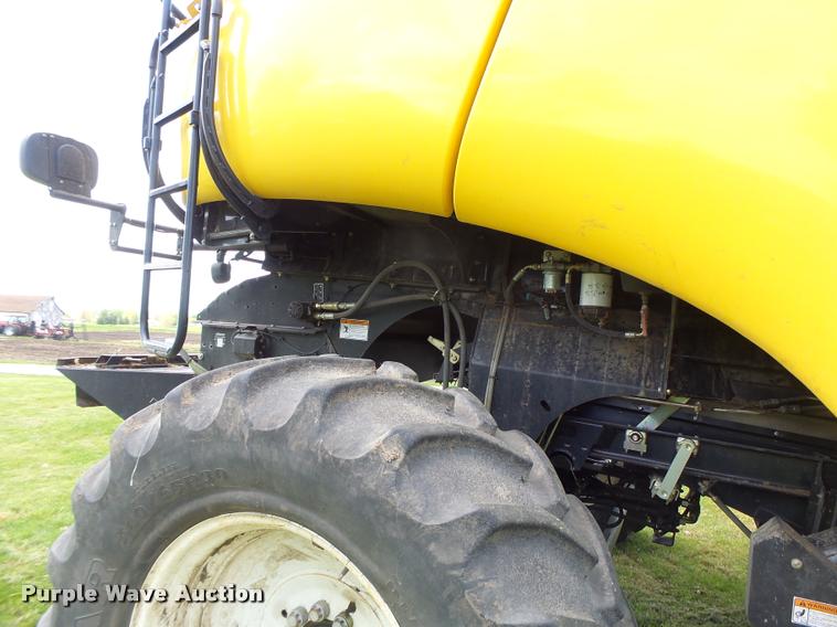 image for item DB1305 2005 New Holland CR960 combine