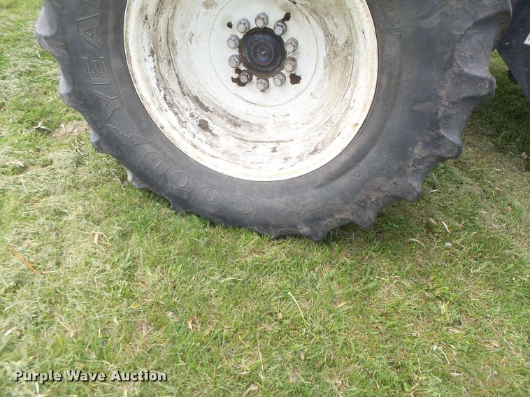 image for item DB1305 2005 New Holland CR960 combine