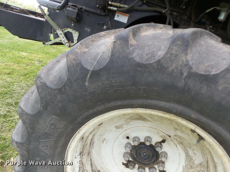 image for item DB1305 2005 New Holland CR960 combine