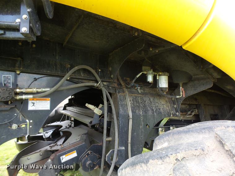 image for item DB1305 2005 New Holland CR960 combine