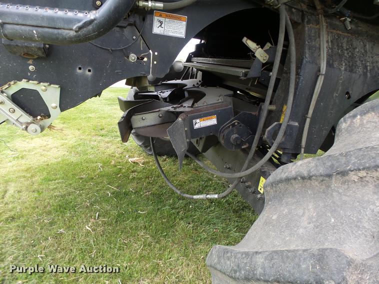 image for item DB1305 2005 New Holland CR960 combine