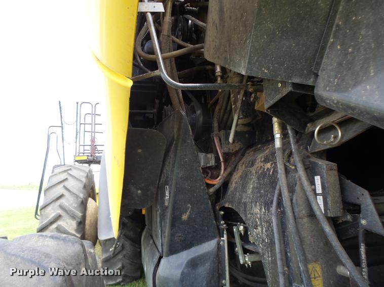 image for item DB1305 2005 New Holland CR960 combine