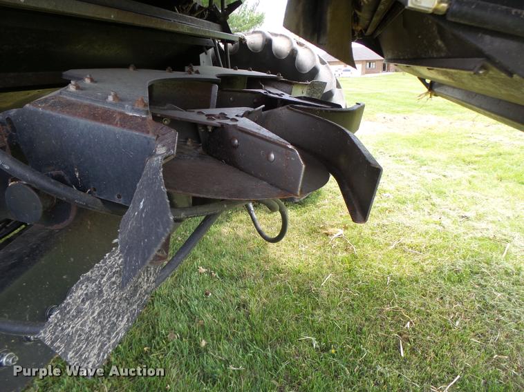 image for item DB1305 2005 New Holland CR960 combine