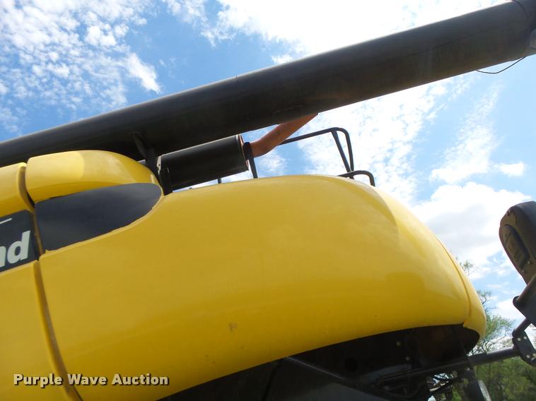 image for item DB1305 2005 New Holland CR960 combine