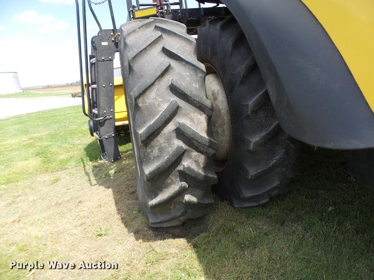 image for item DB1305 2005 New Holland CR960 combine