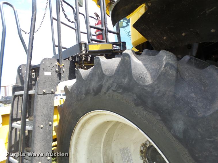 image for item DB1305 2005 New Holland CR960 combine