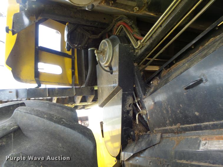 image for item DB1305 2005 New Holland CR960 combine