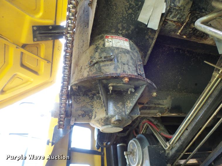 image for item DB1305 2005 New Holland CR960 combine