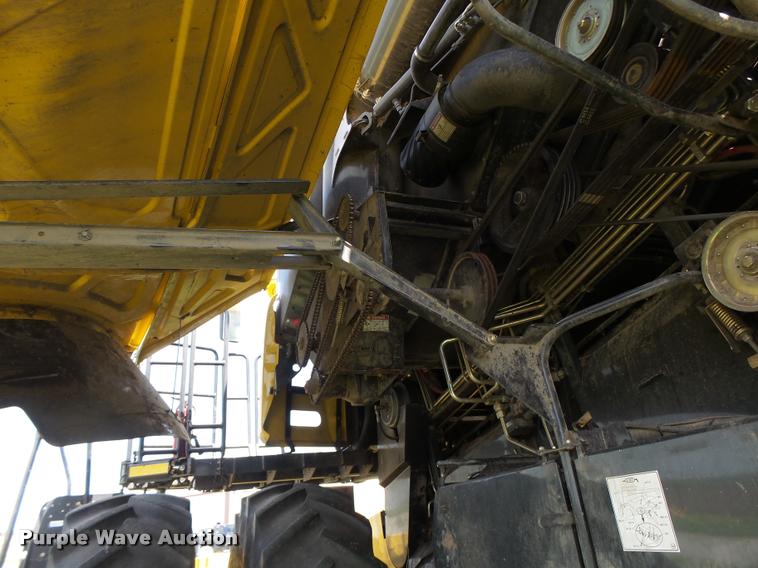 image for item DB1305 2005 New Holland CR960 combine