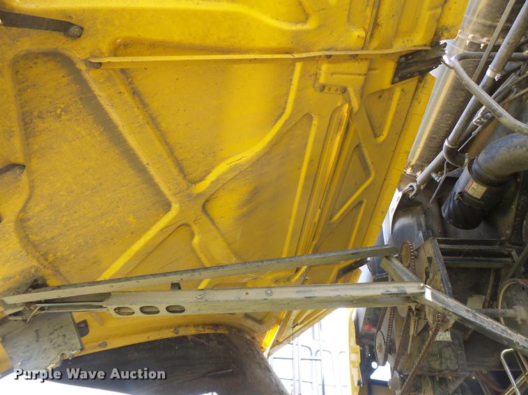 image for item DB1305 2005 New Holland CR960 combine