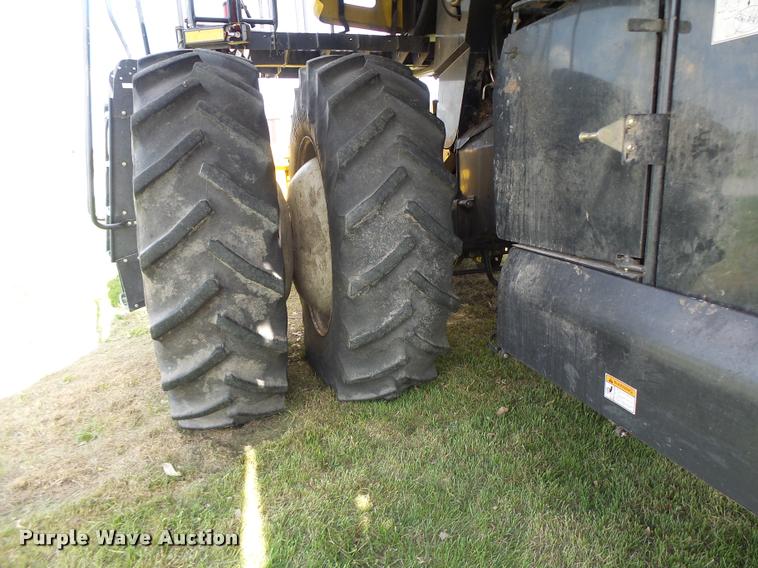 image for item DB1305 2005 New Holland CR960 combine