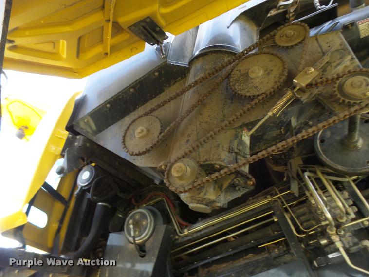 image for item DB1305 2005 New Holland CR960 combine