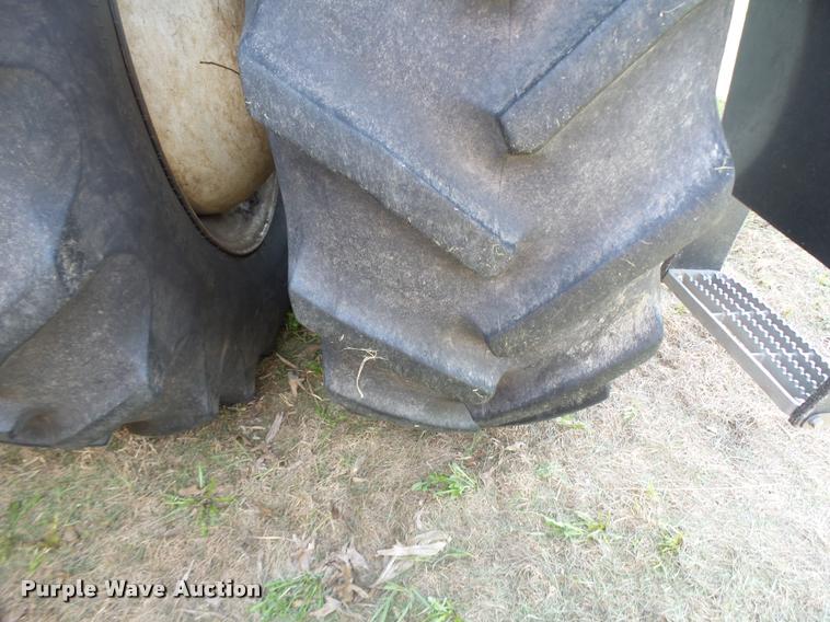 image for item DB1305 2005 New Holland CR960 combine