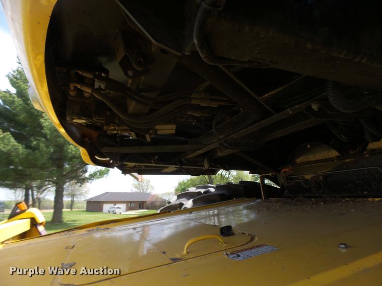 image for item DB1305 2005 New Holland CR960 combine