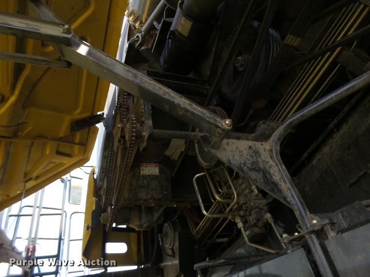 image for item DB1305 2005 New Holland CR960 combine