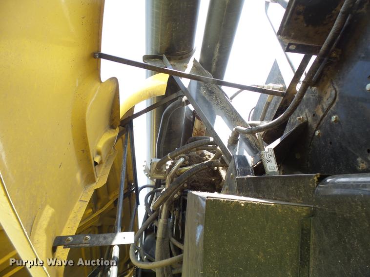 image for item DB1305 2005 New Holland CR960 combine