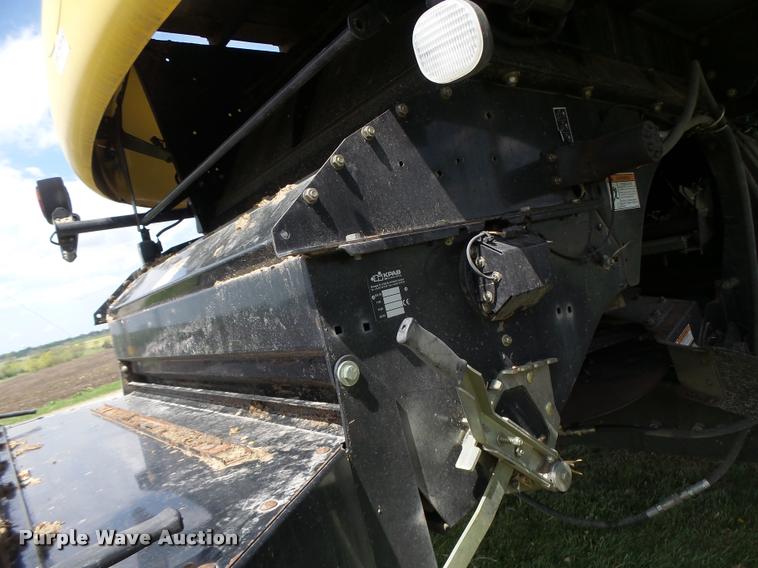 image for item DB1305 2005 New Holland CR960 combine