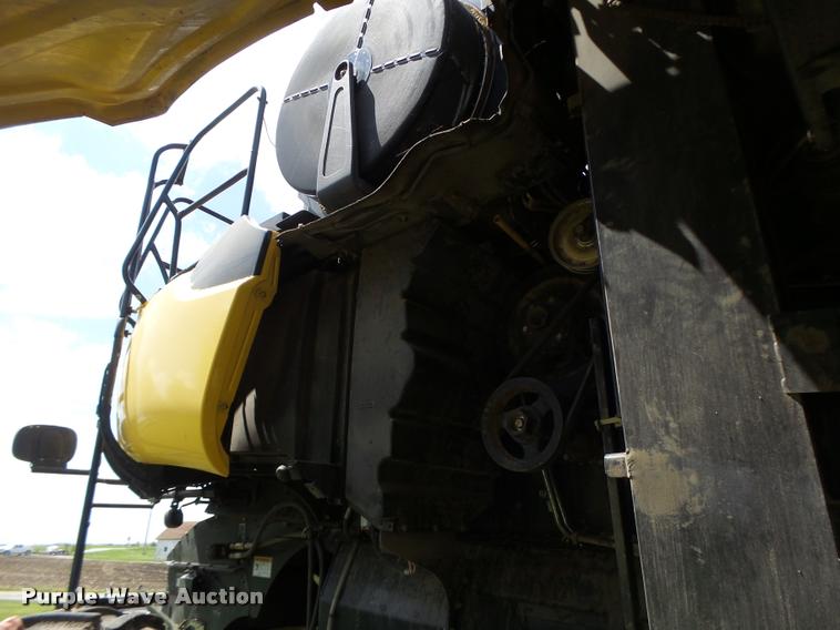 image for item DB1305 2005 New Holland CR960 combine